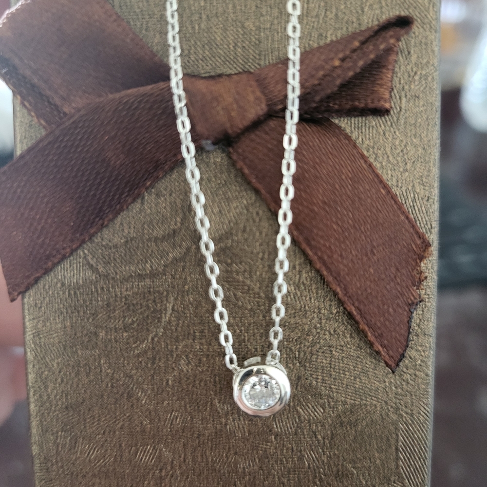 Elegant Silver Necklace - Picture 3 of 3